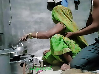 देसी इंडियन भाभी को रसोई में रोटी बना रही थीं उसकी जबरदस्त चोदा हिन्दी क्लियर आवाज में new year 2022 best video